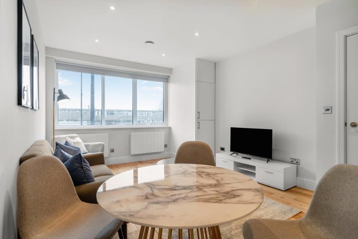 Lovely 1 Bedroom Apartment In The Heart Of Eastleigh Dış mekan fotoğraf